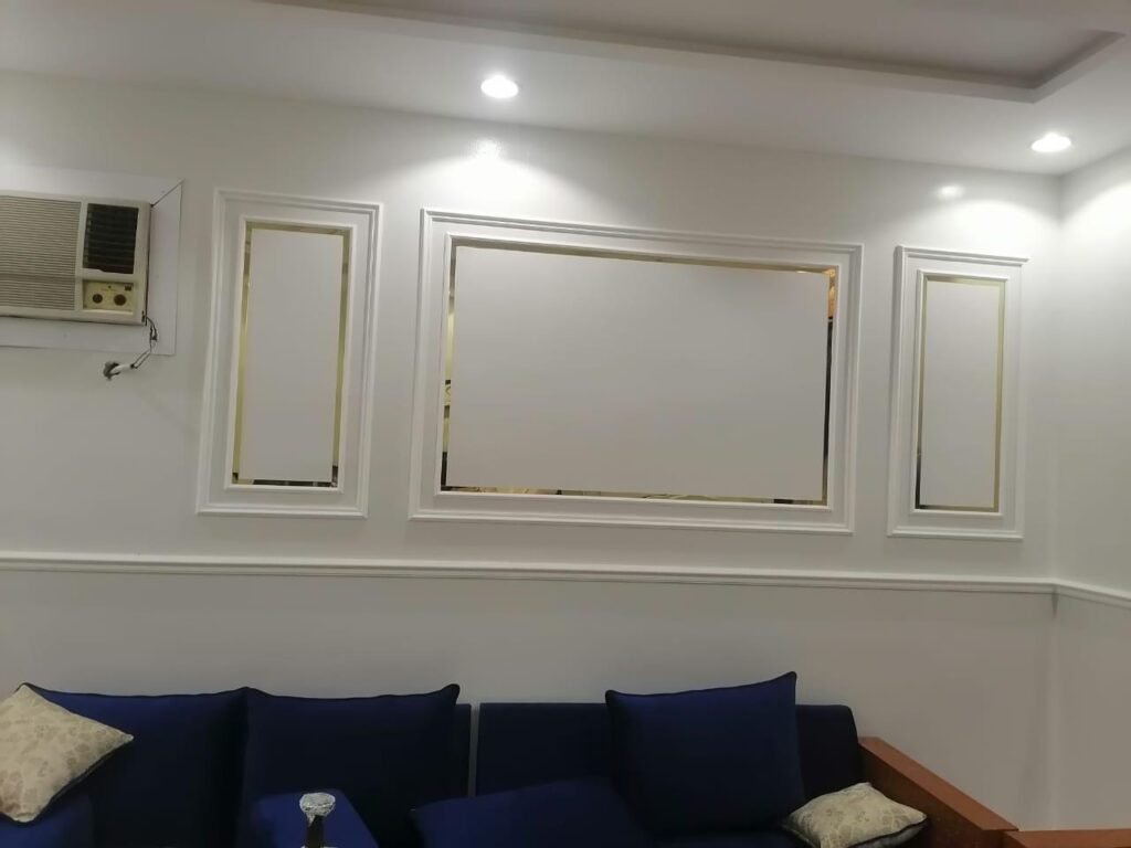 تركيب ورق جدران الرياض: خطوات الفني وفحص الفواصل