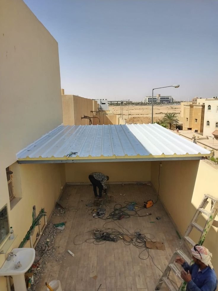 ألواح ساندوتش بنل في الرياض: تفاصيل الأسطح والجدران